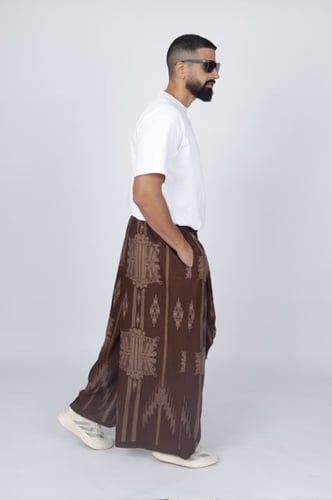 ازرهـ بنقشه باللون البني