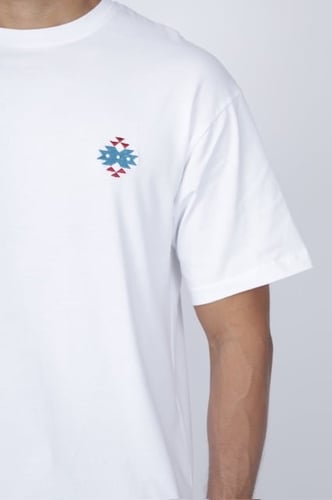 تيشيرت أبيض مطرز بشعار إزرهـ