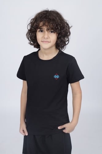 تيشيرت باللون الاسود مطرز بشعار ازرهـ للاطفال