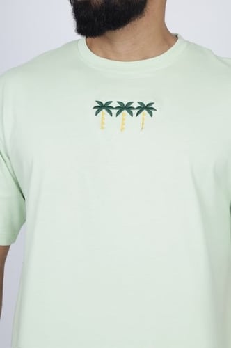 تيشيرت باللون الأخضر الفاتح