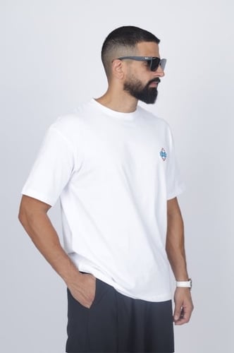 تيشيرت أبيض مطرز بشعار إزرهـ