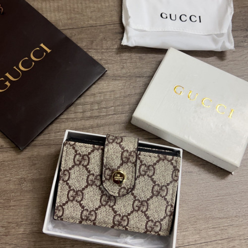 محفظة جوتشي بملحقاتها