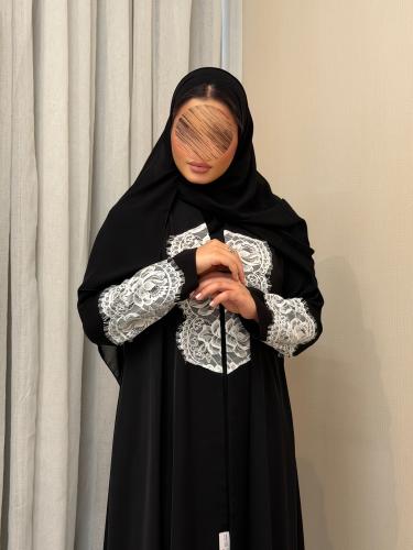 عباية سوداء كريب ملكي مع دانتيل أبيض - AB 303
