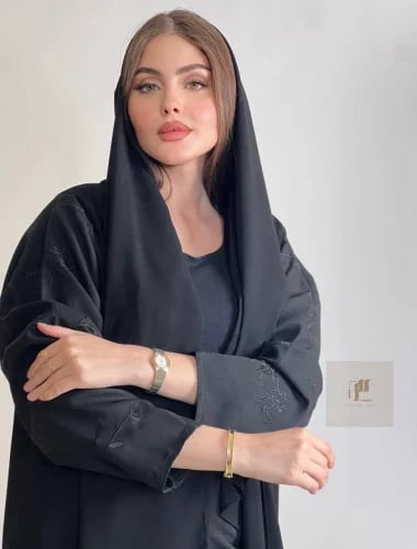 عباية سوداء ملكي كوري بتطريز أسود على الأكمام