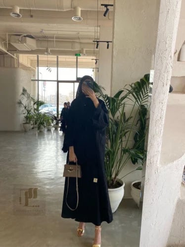 عباية سوداء كلوش كريب كتان مكسر بقصة أكمام وأطراف مميزة