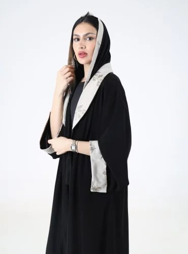 عباية سوداء ملكي كوري بياقة وأكمام مطرزة