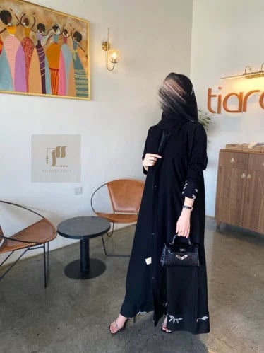 عباية سوداء كريب ملكي كوري بتطريز بيج وذهبي من الأسفل والأكمام