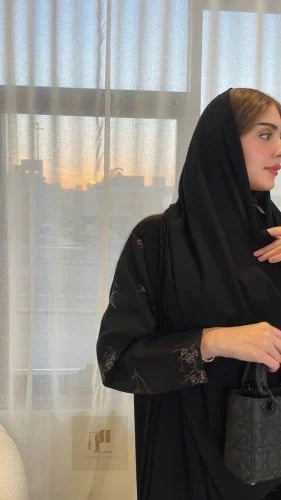 عباية سوداء كريب ملكي كوري بتطريز مشجر ناعم على الأكمام