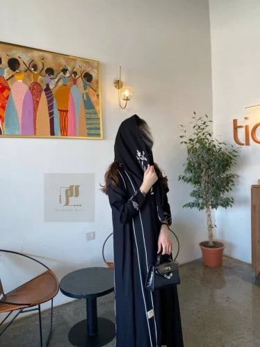 عباية سوداء ربع كلوش كريب كتان بتطريز بيج وذهبي وخ...