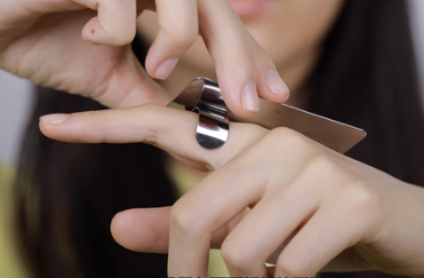 خاتم تطبيق كريم الأساس والشادو الكريمي