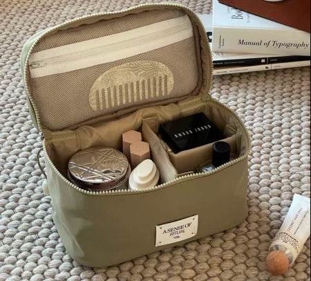 حقيبة ماكياج زيتيه أنيقة