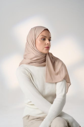 طرحة جاهزة مع مطاط - قصير جهة اليمين-بيج