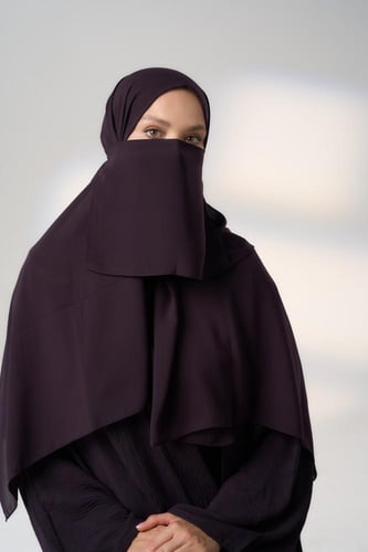 لثام مع طرحة بنفسجي