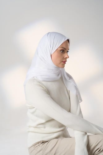 طرحة جاهزة مع مطاط- قصير جهة اليمين - ابيض