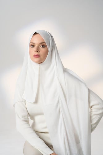 طرحة جاهزة مع مطاط قصير من اليمين