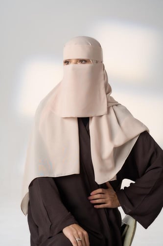 نقاب مع طرحة بيج