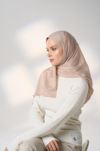 طرحة جاهزة مع مطاط - قصير جهة اليسار-بيج