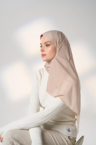 طرحة جاهزة مع مطاط - قصير جهة اليمين-بيج