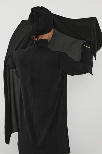 حجاب شيفون بمغناطيس وقبعة جانبية على الجهة اليمنى