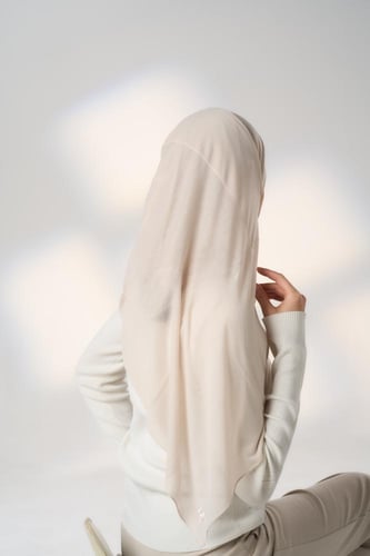 طرحة جاهزة مع مطاط - قصير جهة اليسار-بيج