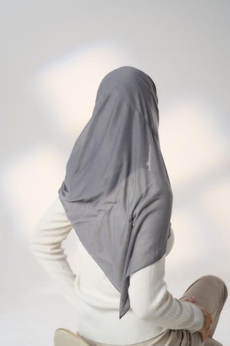 طرحة جاهزة مع مطاط - قصير جهة اليسار-رمادي