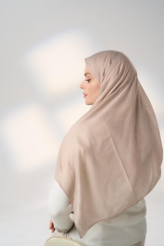 طرحة جاهزة مع مطاط - قصير جهة اليمين-بيج