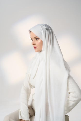 طرحة جاهزة مع مطاط قصير من اليمين