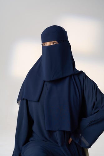 نقاب مع طرحة كحلي