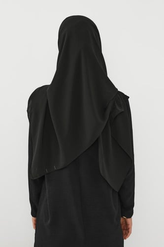 حجاب شيفون بمغناطيس وقبعة جانبية على الجهة اليمنى