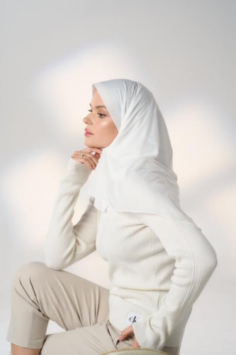 طرحة جاهزة مع مطاط قصير من اليمين