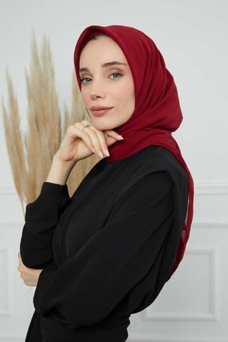 شيفون مثلث مع قبعة مشبوكة