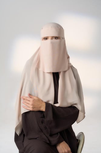 نقاب مع طرحة بيج