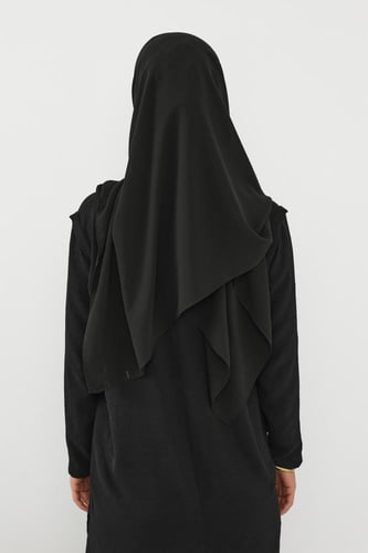 حجاب شيفون بمغناطيس وقبعة جانبية على الجهة اليمنى