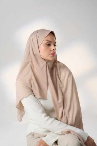 طرحة جاهزة مع مطاط - قصير جهة اليمين-بيج