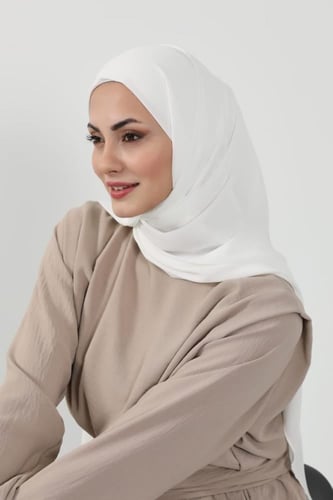 حجاب شيفون بمغناطيس وقبعة جانبي-اوف وايت