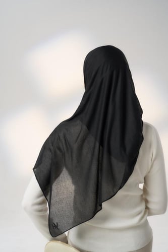 طرحة جاهزة مع مطاط - قصير جهة اليمين