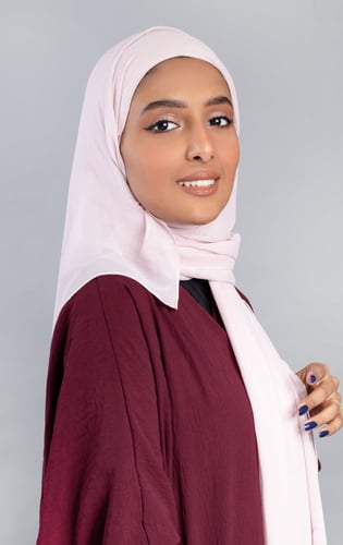 شيفون مع قبعة مشبوكة