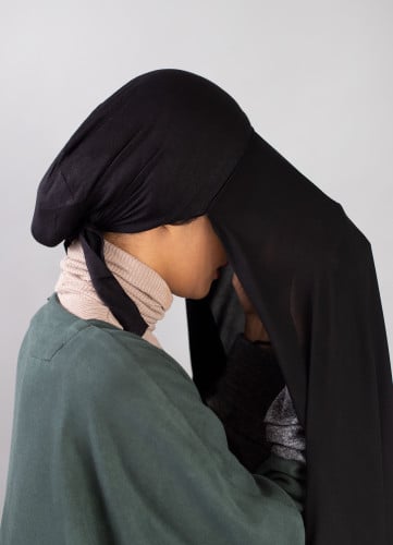 طرحة شيفون مع قبعة مشبوكة - اسود