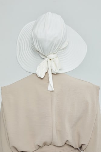 حجاب الشاطئ مع توربان - أوف وايت