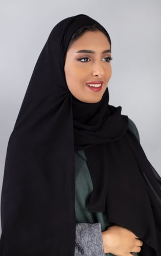 طرحة شيفون مع قبعة مشبوكة - اسود