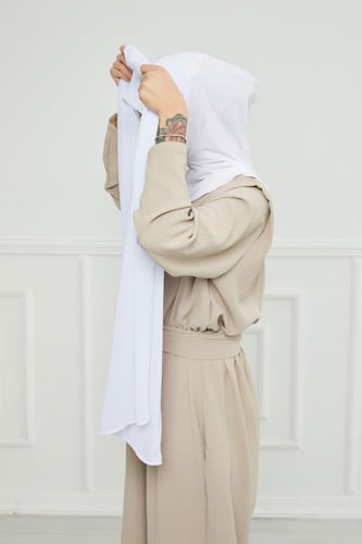 طرحة شيفون مع قبعة كاملة مشبوكة - أبيض