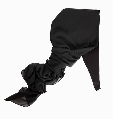 طرحة شيفون مع قبعة مشبوكة - اسود