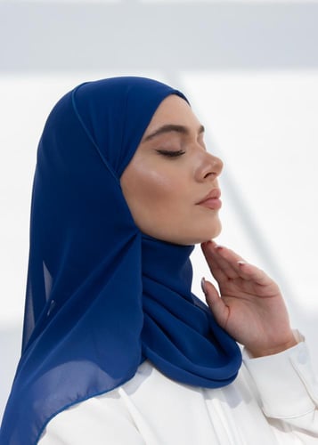 طرحة شيفون مع قبعة مشبوكة