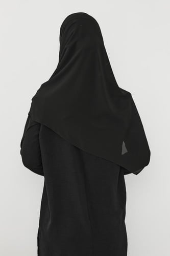 حجاب شيفون بمغناطيس وقبعة جانبية على الجهة اليسرى-...