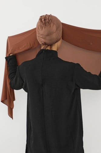 حجاب شيفون بمغناطيس وقبعة بالوسط-بني