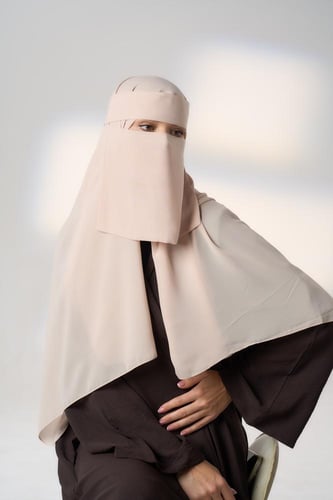 نقاب مع طرحة بيج