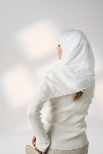 طرحة جاهزة مع مطاط قصير من اليمين