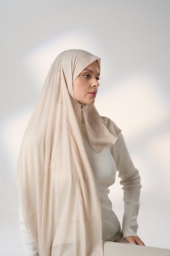 طرحة جاهزة مع مطاط - قصير جهة اليسار-بيج