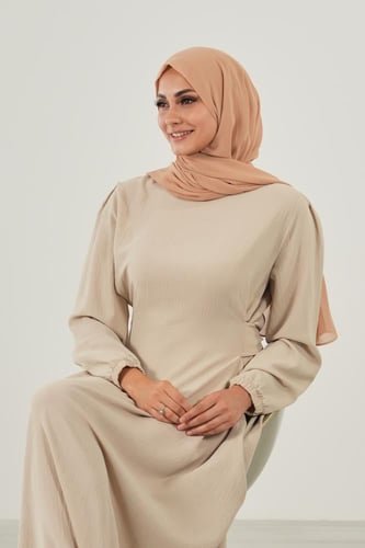 طرحة شيفون مع قبعة كاملة مشبوكة - بيج