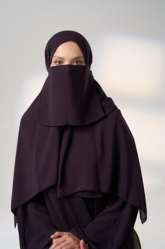 لثام مع طرحة بنفسجي